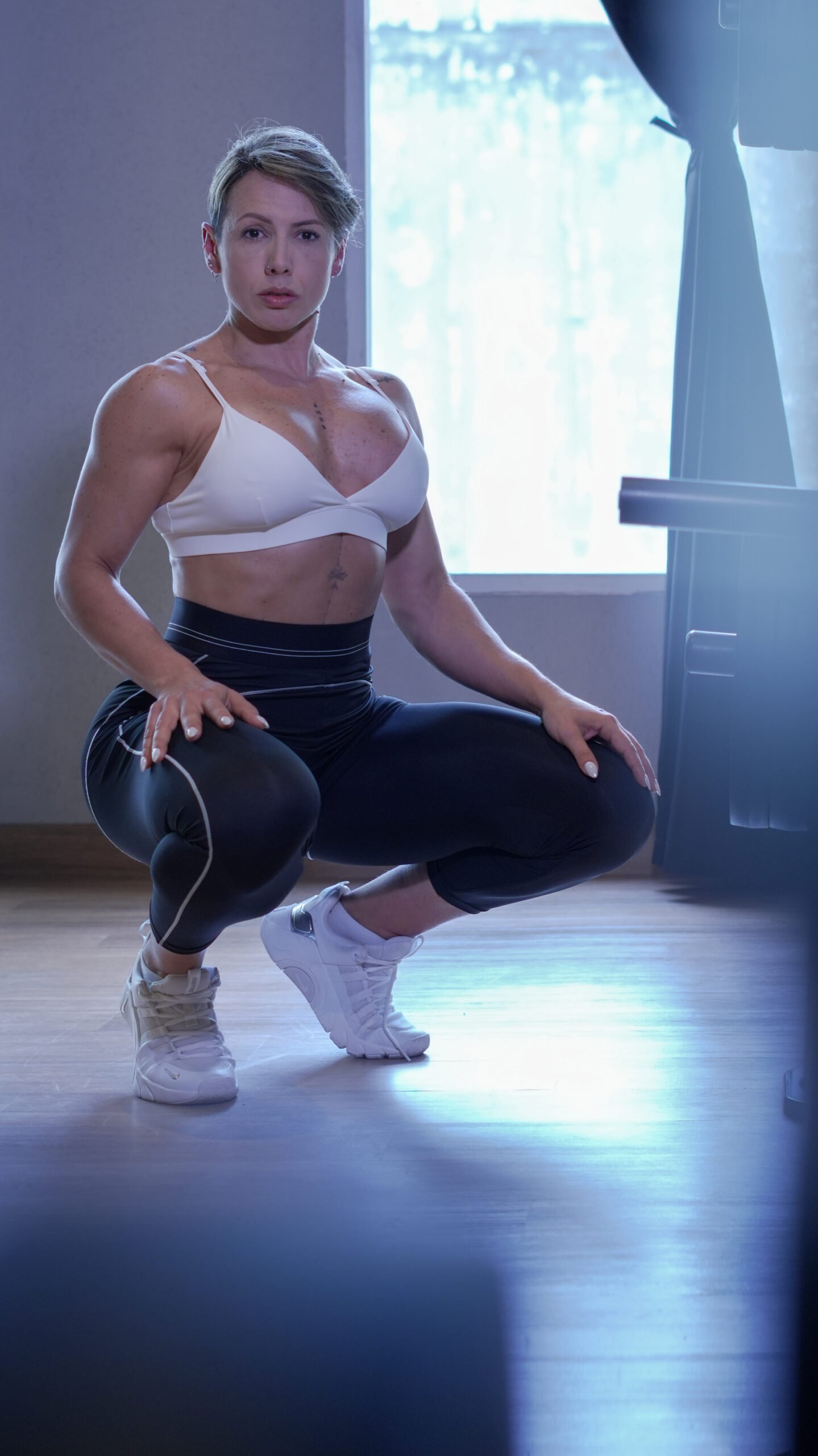 Mujer entrenando con determinación